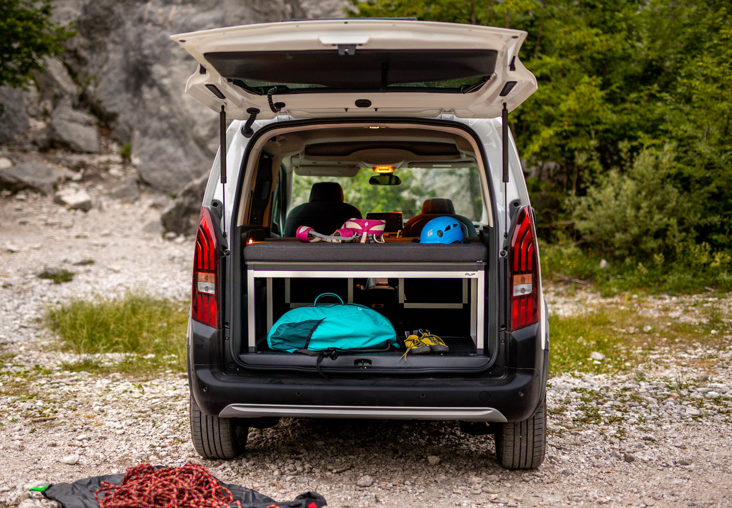 FLIP Adventure Bed – Campervan-Modul mit viel Stauraum