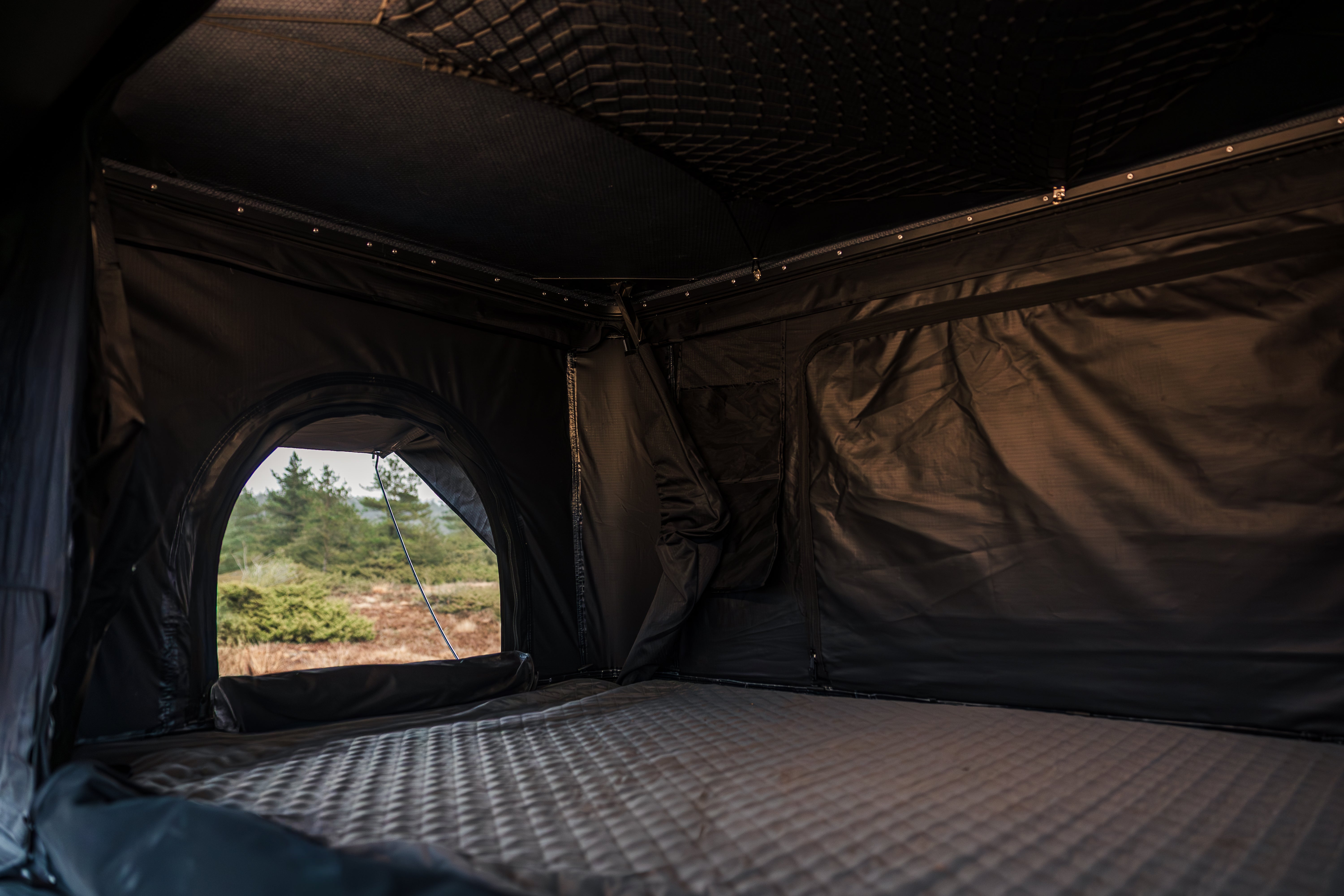 CampBoxi Aero 130 roof tent - Hard-shell aluminum roof tent